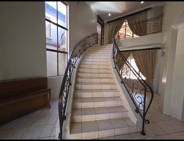 6 BEDROOM HOUSE FOR SALE IN MIDSTREAM ESTATE